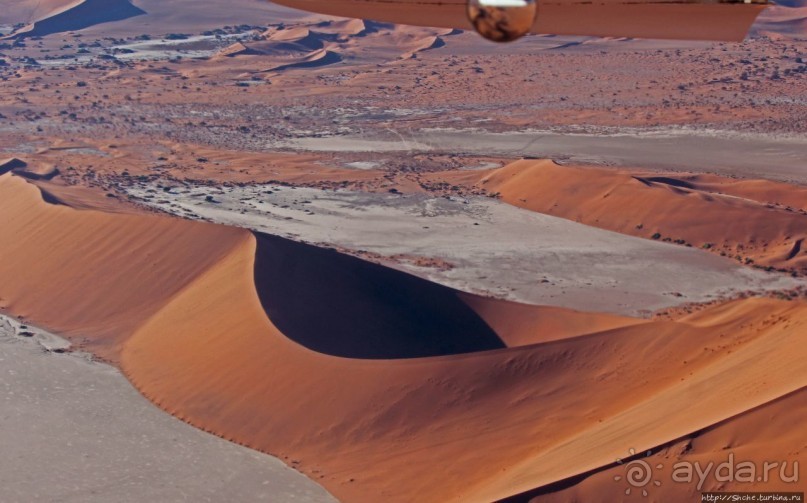 Под крылом самолета о чем-то поет песчаное море Намиб