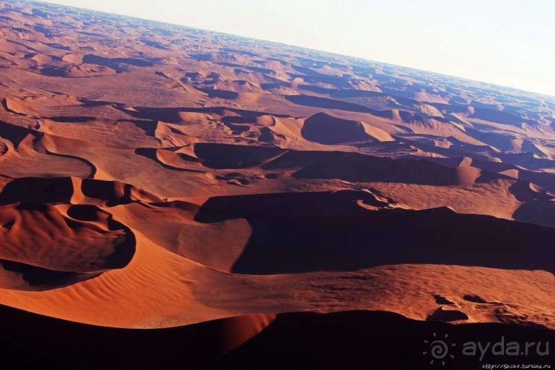 Под крылом самолета о чем-то поет песчаное море Намиб