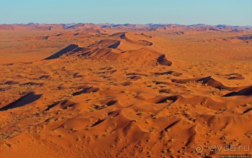 Под крылом самолета о чем-то поет песчаное море Намиб