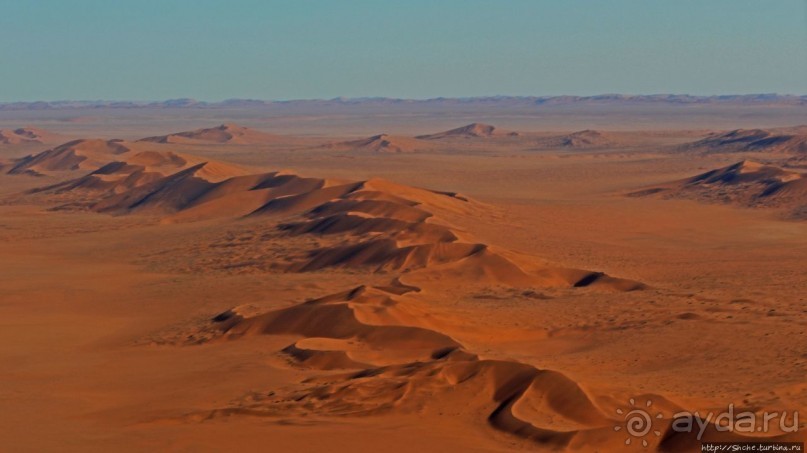 Под крылом самолета о чем-то поет песчаное море Намиб