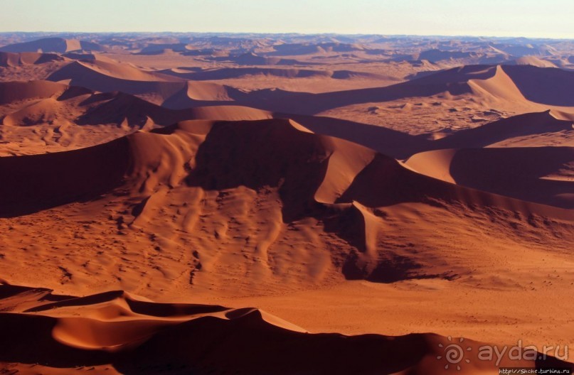 Под крылом самолета о чем-то поет песчаное море Намиб