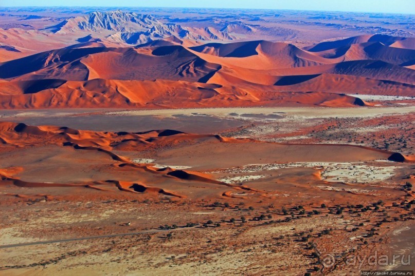 Под крылом самолета о чем-то поет песчаное море Намиб