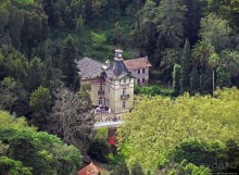 Другие прекрасные здания... на прилегающих горных склонах