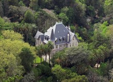 Другие прекрасные здания... на прилегающих горных склонах