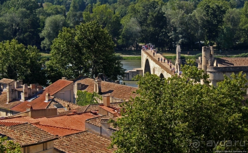"Sur le pont d'Avignon" — на мосту Авиньона, мы танцуем