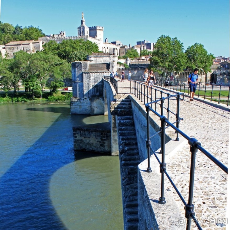 "Sur le pont d'Avignon" — на мосту Авиньона, мы танцуем