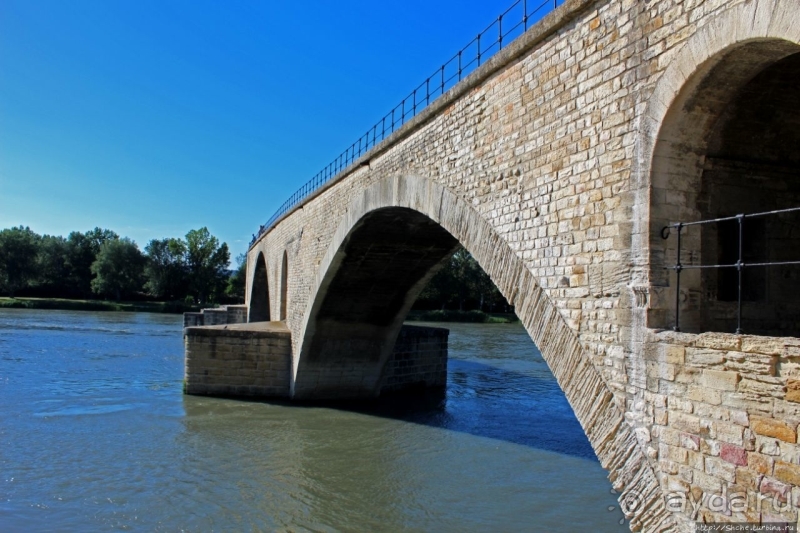 "Sur le pont d'Avignon" — на мосту Авиньона, мы танцуем