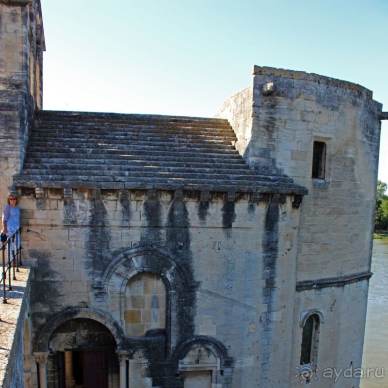 "Sur le pont d'Avignon" — на мосту Авиньона, мы танцуем