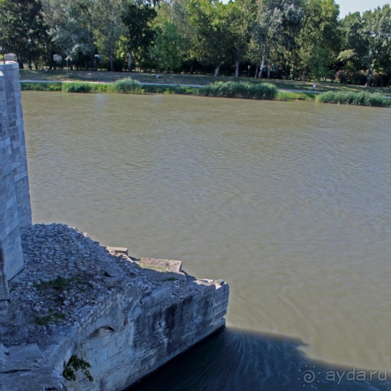 "Sur le pont d'Avignon" — на мосту Авиньона, мы танцуем