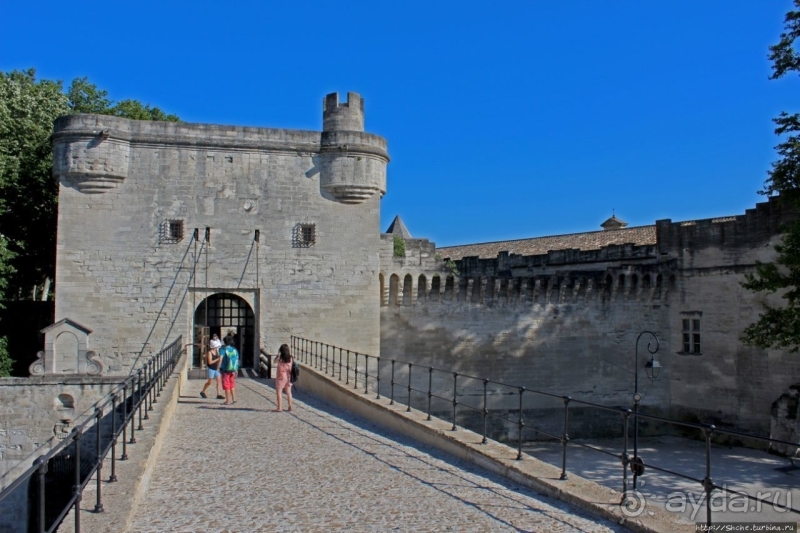 "Sur le pont d'Avignon" — на мосту Авиньона, мы танцуем