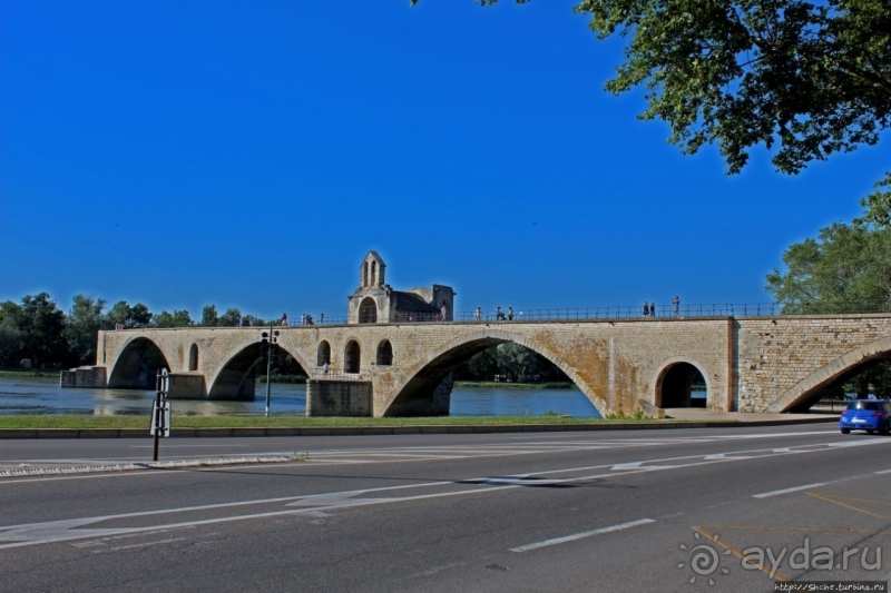 "Sur le pont d'Avignon" — на мосту Авиньона, мы танцуем