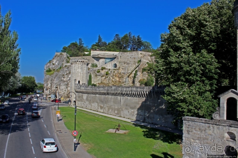 "Sur le pont d'Avignon" — на мосту Авиньона, мы танцуем
