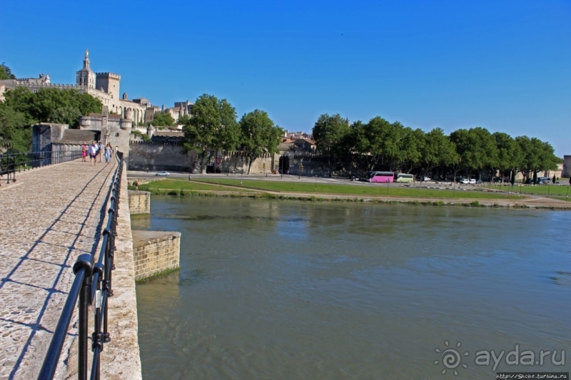 "Sur le pont d'Avignon" — на мосту Авиньона, мы танцуем