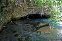 Река Аггитис ... появляется из-под горы... сразу... вся