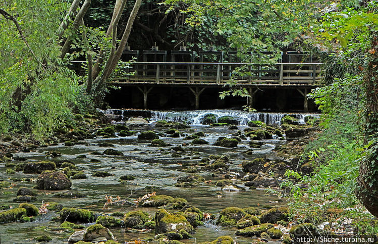 Река Аггитис ... появляется из-под горы... сразу... вся