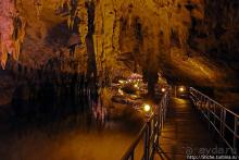 Река Аггитис ... появляется из-под горы... сразу... вся