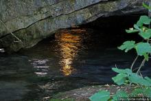 Река Аггитис ... появляется из-под горы... сразу... вся