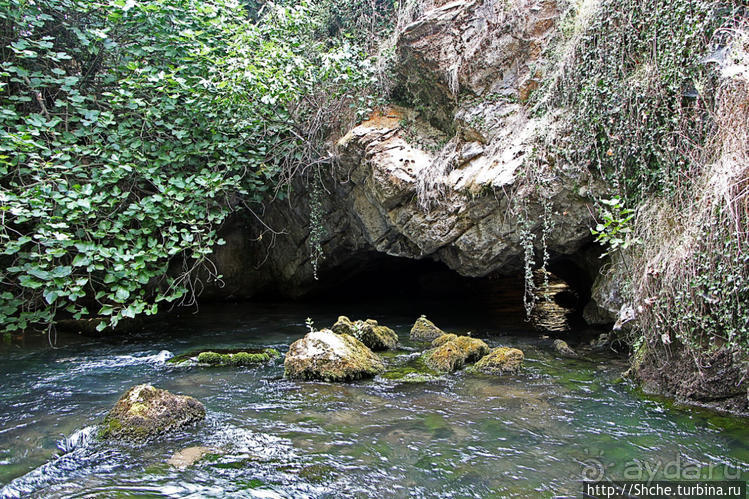 Река Аггитис ... появляется из-под горы... сразу... вся