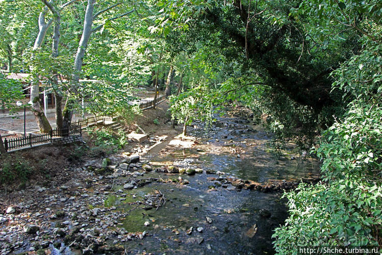 Река Аггитис ... появляется из-под горы... сразу... вся