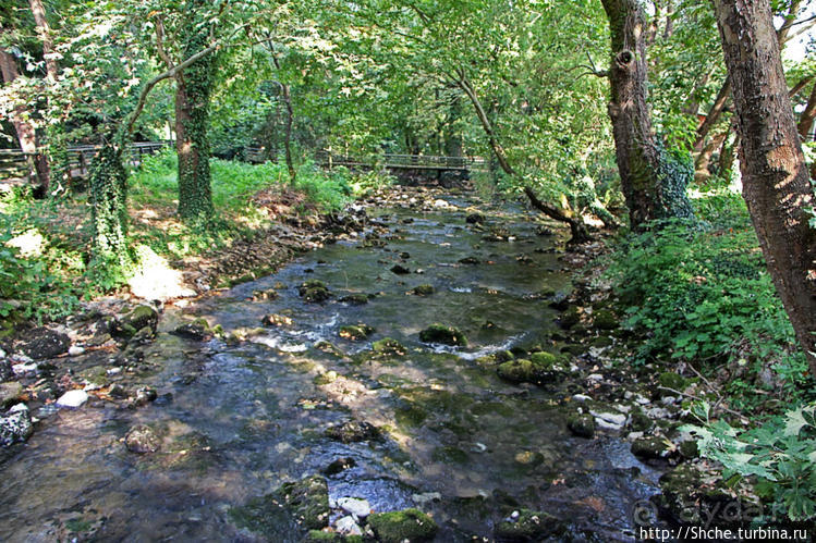 Река Аггитис ... появляется из-под горы... сразу... вся