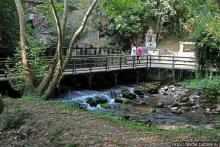 Река Аггитис ... появляется из-под горы... сразу... вся