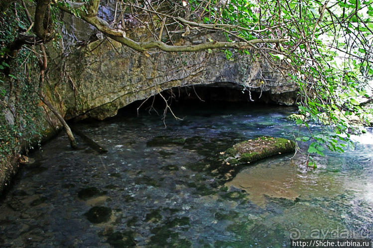 Река Аггитис ... появляется из-под горы... сразу... вся