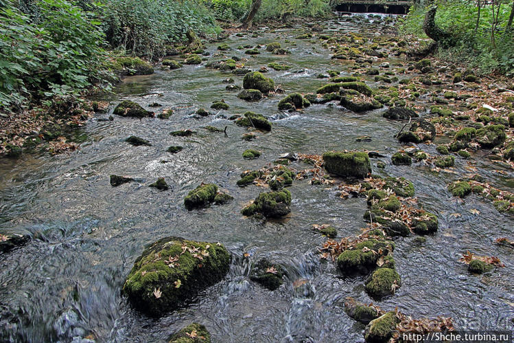 Река Аггитис ... появляется из-под горы... сразу... вся