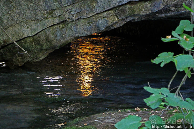 Река Аггитис ... появляется из-под горы... сразу... вся