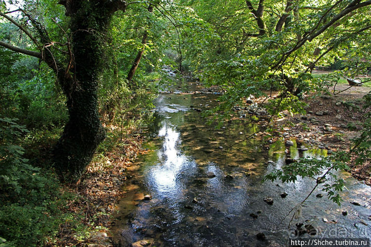 Река Аггитис ... появляется из-под горы... сразу... вся