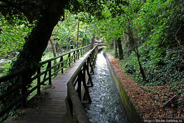 Река Аггитис ... появляется из-под горы... сразу... вся