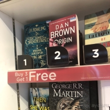 Книжный магазин в оманском аэропорту, неожиданное соседство