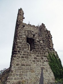 Руины замка Драхенфельс на вершине Скалы Дракона Drachenfels