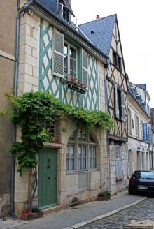 Бурж — любопытные факты на фоне старинных улиц