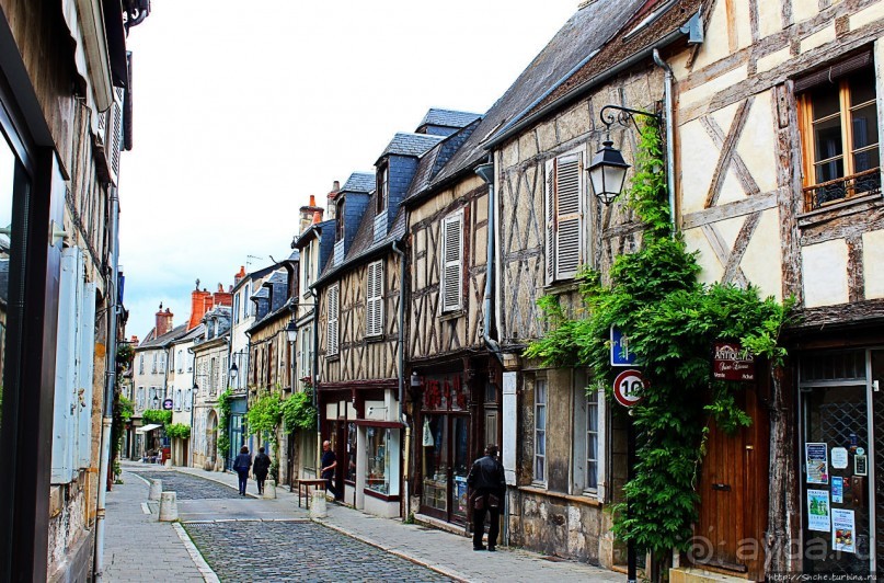 Бурж — любопытные факты на фоне старинных улиц