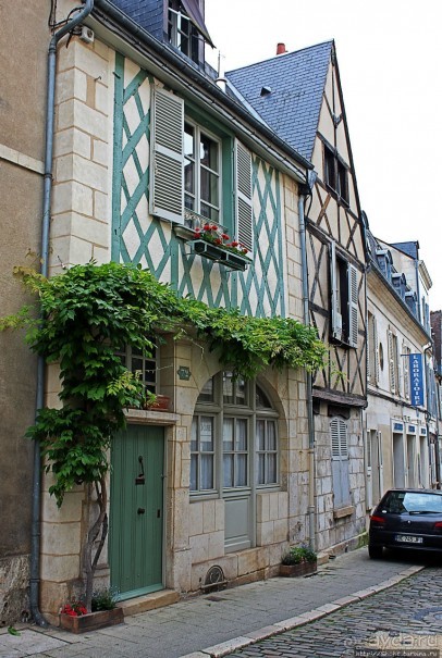 Бурж — любопытные факты на фоне старинных улиц