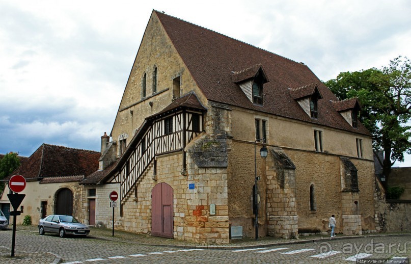 Бурж — любопытные факты на фоне старинных улиц