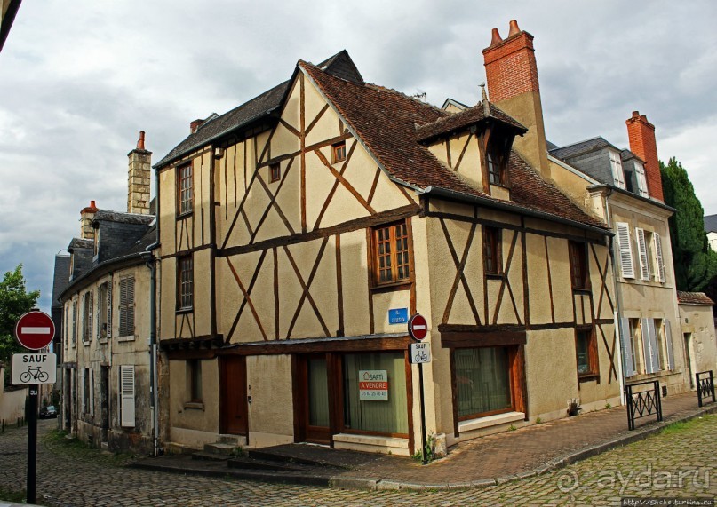 Бурж — любопытные факты на фоне старинных улиц