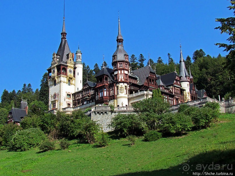 " Встречают по одежке" — внешний лоск дворца Пелеш