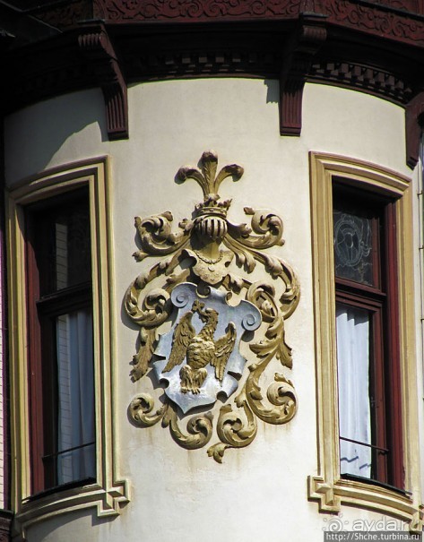 " Встречают по одежке" — внешний лоск дворца Пелеш