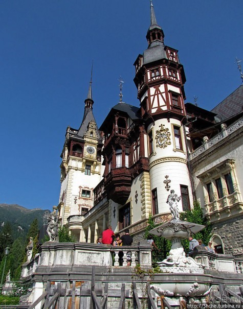 " Встречают по одежке" — внешний лоск дворца Пелеш