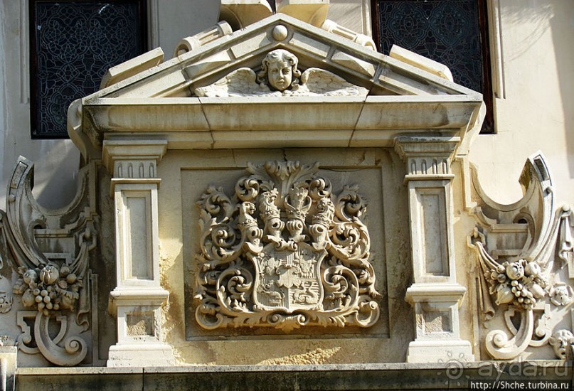 " Встречают по одежке" — внешний лоск дворца Пелеш