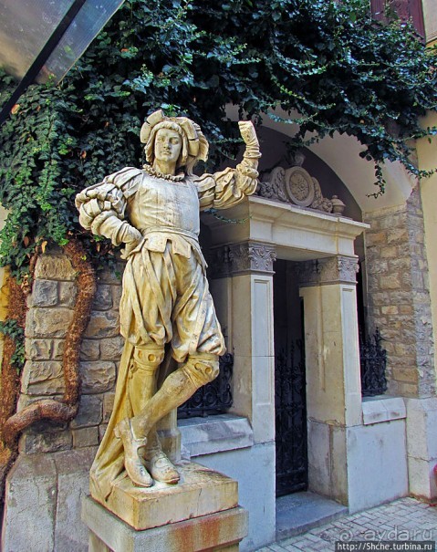 " Встречают по одежке" — внешний лоск дворца Пелеш