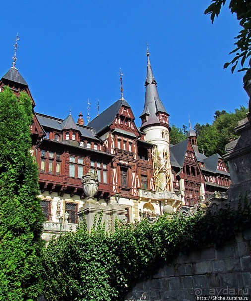 " Встречают по одежке" — внешний лоск дворца Пелеш