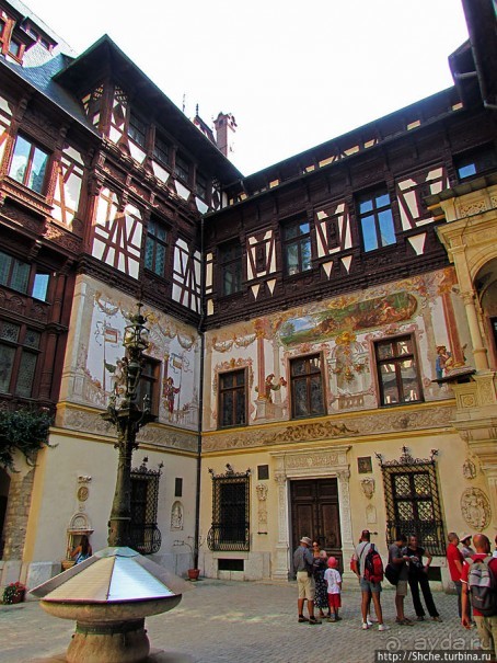 " Встречают по одежке" — внешний лоск дворца Пелеш