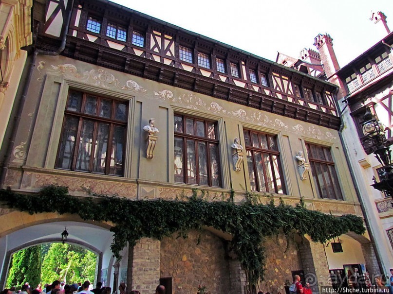 " Встречают по одежке" — внешний лоск дворца Пелеш