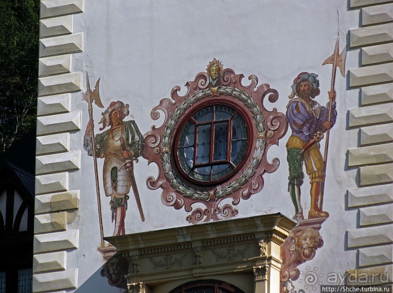 " Встречают по одежке" — внешний лоск дворца Пелеш