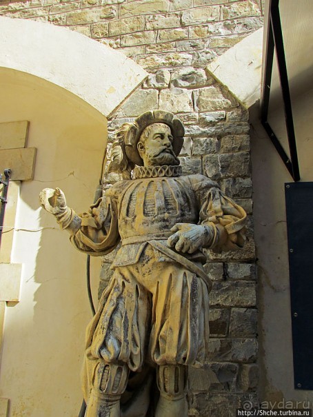 " Встречают по одежке" — внешний лоск дворца Пелеш