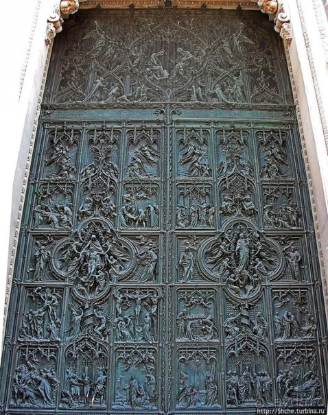 Двери Миланского собора, способные вызвать культурный шок