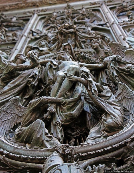 Двери Миланского собора, способные вызвать культурный шок