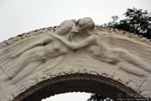 Золотой памятник